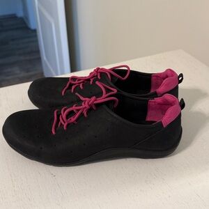 Ros Hommerson Women’s Black and Pink Nelly Leather Athletic Shoes / Size 7 Wide